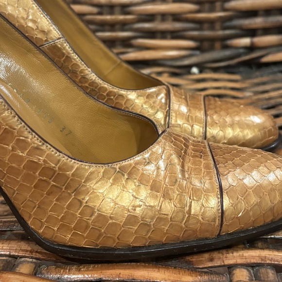 Casadei Gold Textured Heels in size 7 - Picture 3 of 13